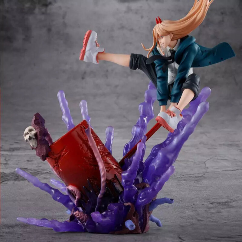 Vue 3/4 de face à mi-distance de la figurine de Power de Chainsaw Man en veste teal, dans une pose de coup, tenant une arme de sang.