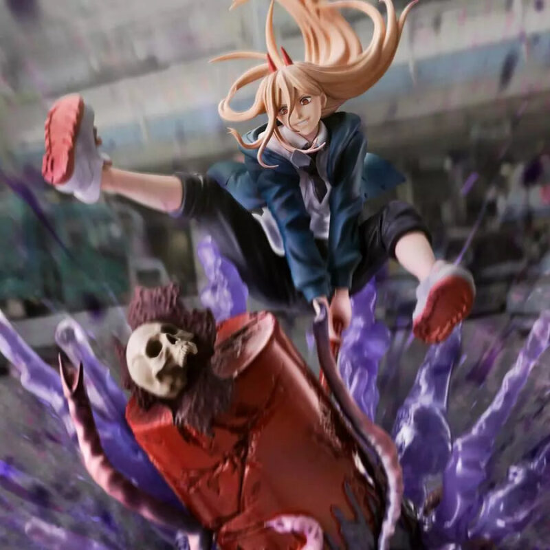 Vue dynamique en plan rapproché moyen de la figurine de Power de Chainsaw Man en veste bleue, effectuant un coup de pied.