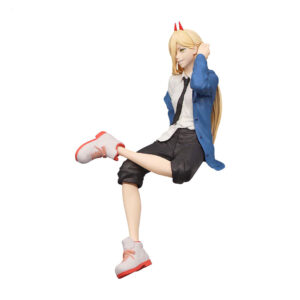 Vue 3/4 de face, plan entier de la figurine de Power de Chainsaw Man, assise avec un sourire, portant un uniforme avec cornes rouges.