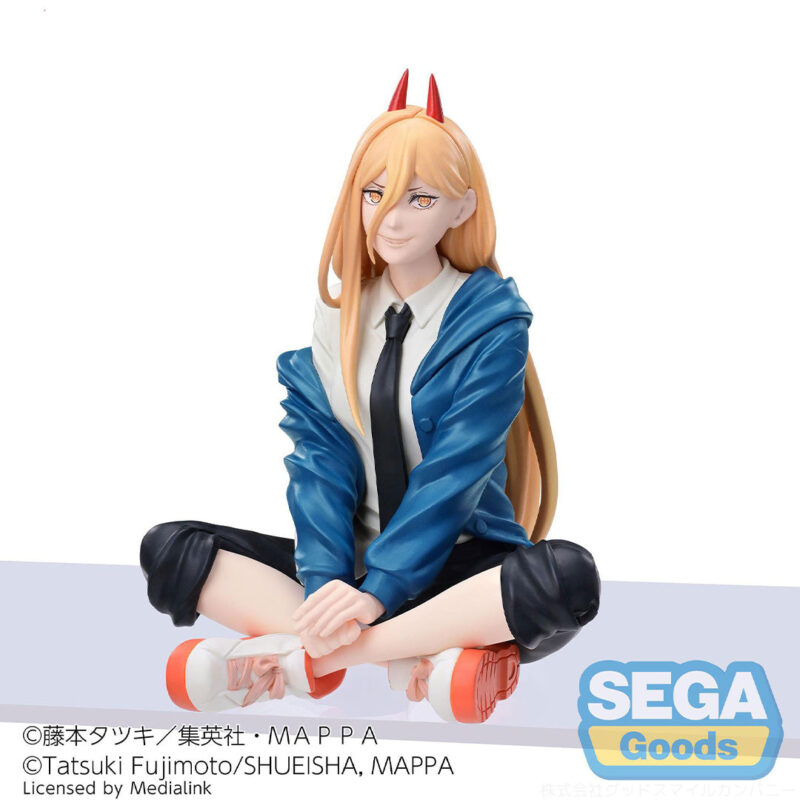 Vue de face avec plan rapproché moyen de la figurine de Power de Chainsaw Man, assise, avec des cornes rouges.
