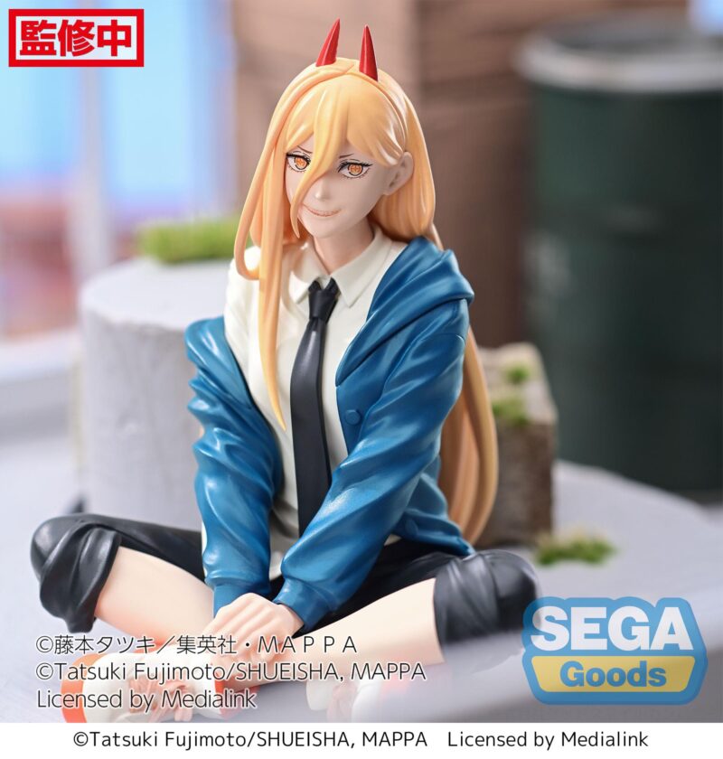 Vue 3/4 de face à mi-distance de la figurine de Power de Chainsaw Man, en chemise blanche et veste bleue, avec des cornes rouges.