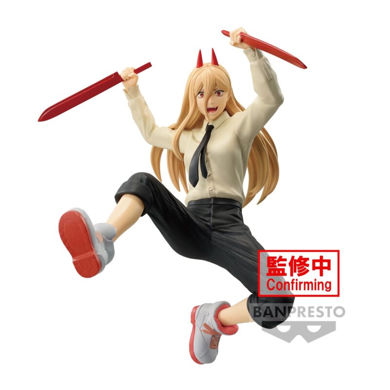 Vue dynamique à mi-distance de la figurine de Power de Chainsaw Man en tenue décontractée, tenant des armes rouges.