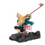 Vue 3/4 arrière à mi-distance de la figurine de Power de Chainsaw Man en veste teal, tenant une grande faux rouge.