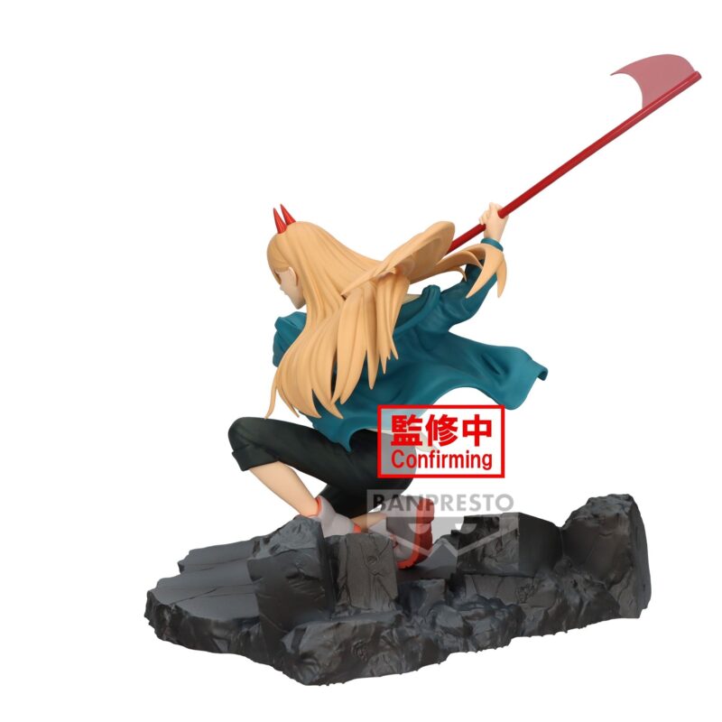 Vue 3/4 arrière à mi-distance de la figurine de Power de Chainsaw Man en veste teal, tenant une grande faux rouge.