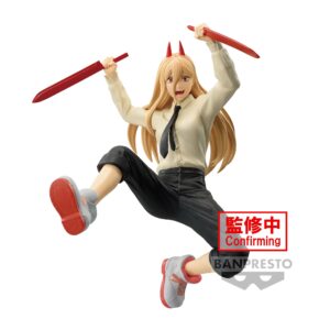 Vue 3/4 de face à mi-distance de la figurine Banpresto de Power de Chainsaw Man en chemise claire et cravate, armée de deux épées rouges.