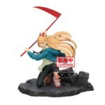 Vue 3/4 de face à mi-distance de la figurine Banpresto de Power de Chainsaw Man en veste teal, tenant une grande arme rouge au-dessus de la tête.