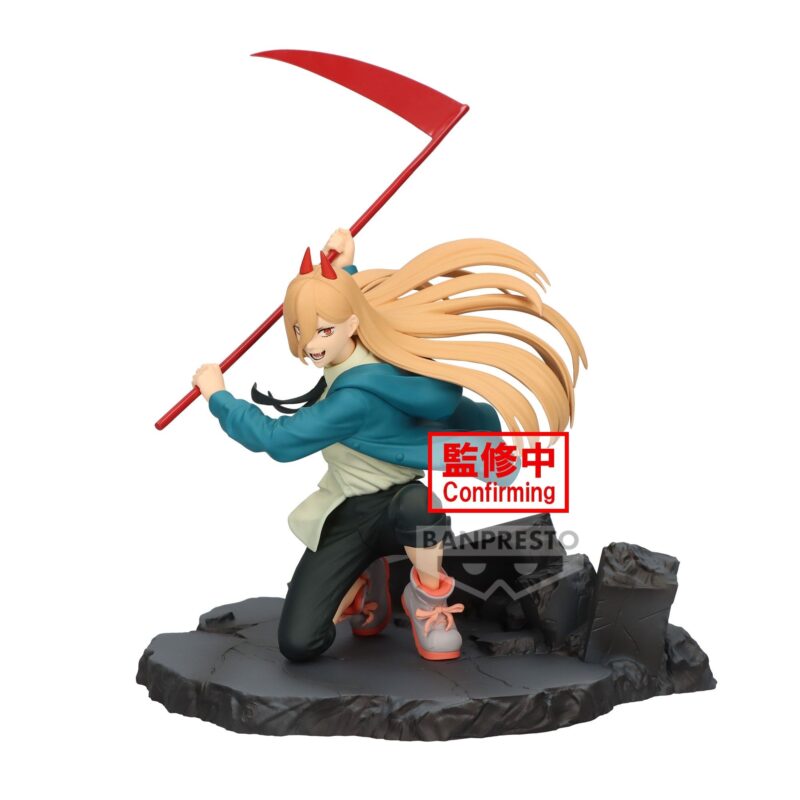 Vue 3/4 de face à mi-distance de la figurine Banpresto de Power de Chainsaw Man en veste teal, tenant une grande arme rouge au-dessus de la tête.