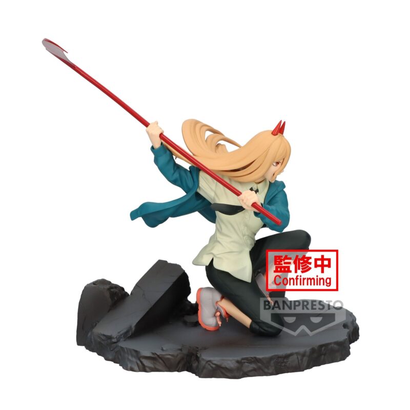 Vue 3/4 de face à mi-distance de la figurine de Power de Chainsaw Man en tenue de combat, tenant une lance rouge.