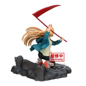 Vue 3/4 arrière à mi-distance de la figurine de Power de Chainsaw Man, en veste teal, tenant une grande faux rouge.