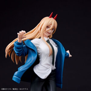 Vue 3/4 de face à mi-distance de la figurine de Power de Chainsaw Man en chemise blanche et veste bleue, avec cornes rouges.