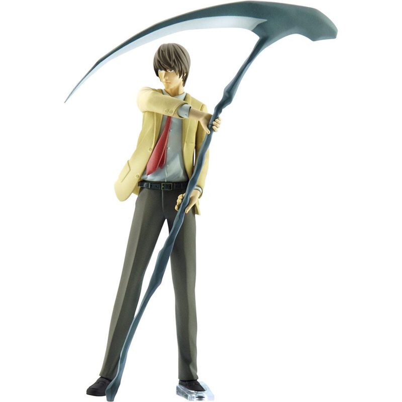Vue 3/4 de face à mi-distance de la figurine de Light Yagami de Death Note en uniforme scolaire, tenant une grande faux.