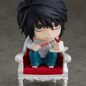 Vue 3/4 de face à mi-distance de la figurine Nendoroid de L de Death Note,souriant avec un gâteau et une fourchette.