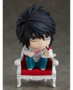 Vue 3/4 de face à mi-distance de la figurine de L de Death Note en chemise blanche et pantalon bleu, tenant un gâteau et une fourchette.
