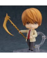 Vue 3/4 de face à mi-distance de la figurine Nendoroid de Light Yagami de Death Note en blazer blanc, tenant une faux dorée.