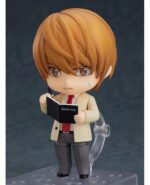 Vue 3/4 de face à mi-distance de la figurine de Light Yagami de Death Note en blazer clair, tenant le Death Note.