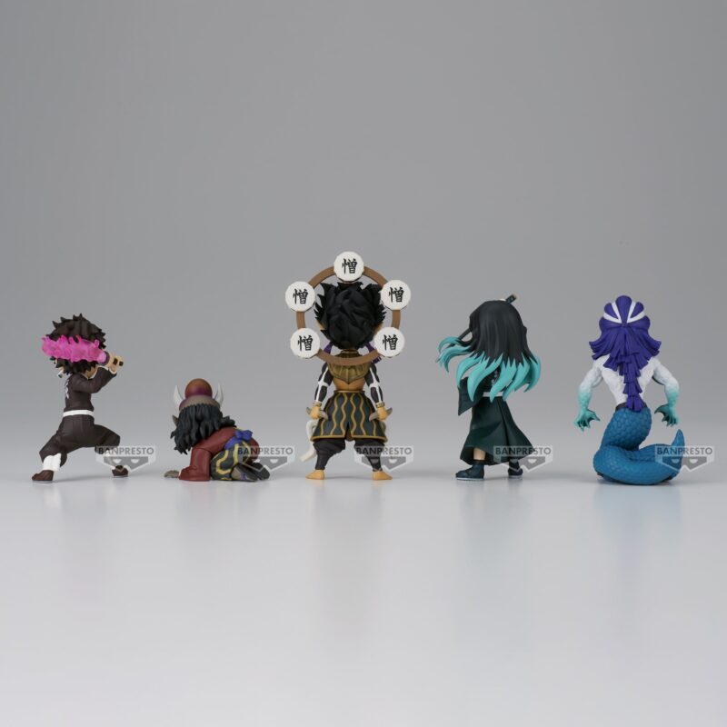 Vue 3/4 arrière à mi-distance de figurines WCF de personnages de Demon Slayer en vêtements traditionnels, armes visibles.