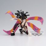 Vue 3/4 à mi-distance de la figurine de Daki de Demon Slayer: Kimetsu no Yaiba en tenue noire et blanche, avec des motifs floraux.