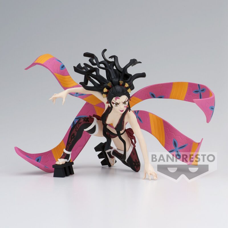 Vue 3/4 à mi-distance de la figurine de Daki de Demon Slayer: Kimetsu no Yaiba en tenue noire et blanche, avec des motifs floraux.