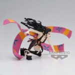 Vue 3/4 à mi-distance de la figurine de Daki de Demon Slayer en tenue noire avec accents rouges, en pose dynamique.