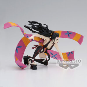 Vue 3/4 à mi-distance de la figurine de Daki de Demon Slayer en tenue noire avec accents rouges, en pose dynamique.
