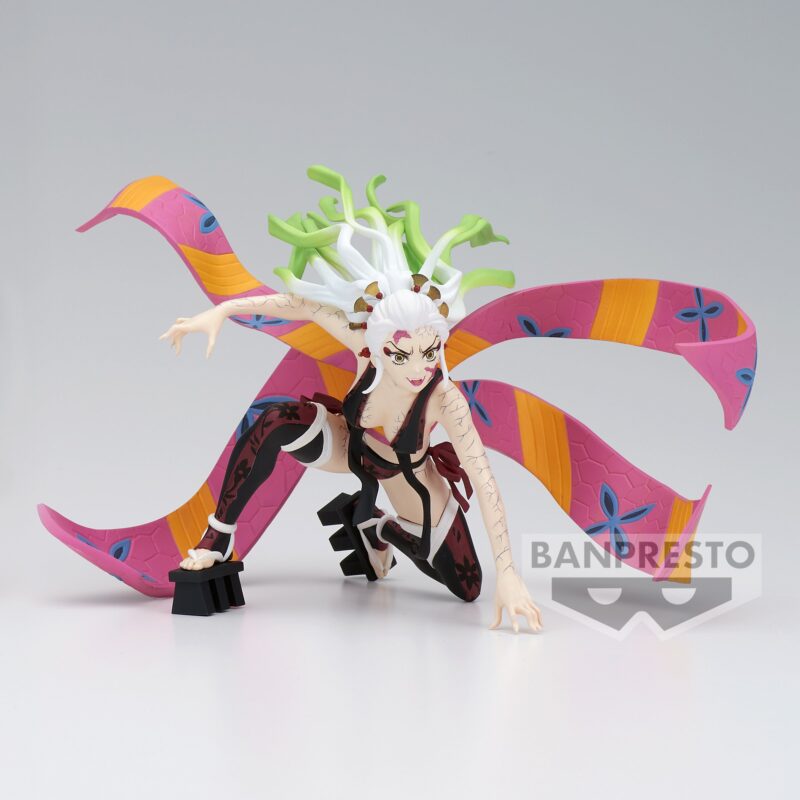 Vue 3/4 à mi-distance de la figurine de Daki de Demon Slayer: Kimetsu no Yaiba en posture dynamique, avec des obis flottants.