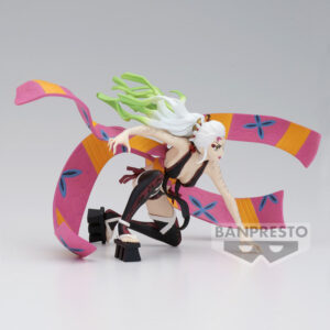 Vue 3/4 à mi-distance de la figurine de Daki de Demon Slayer: Kimetsu no Yaiba, en pose dynamique, avec obi fluide.