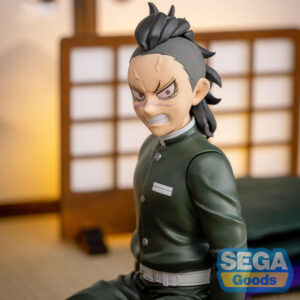 Vue 3/4 à mi-distance de la figurine de Genya Shinazugawa de Demon Slayer en uniforme vert, visage déterminé.