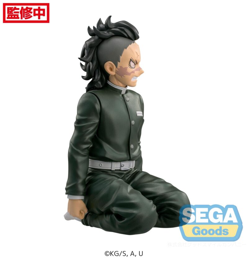 Vue de profil à mi-distance de la figurine de Genya Shinazugawa de Demon Slayer: Kimetsu no Yaiba en uniforme vert, tenant une épée.