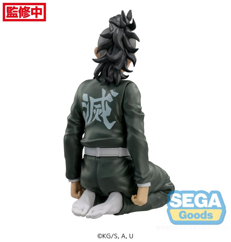 Vue 3/4 arrière à mi-distance de la figurine de Genya Shinazugawa de Demon Slayer en veste verte, sans accessoires.