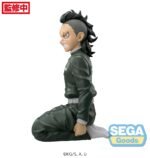 Vue de profil à mi-distance de la figurine de Genya Shinazugawa de Demon Slayer en uniforme vert foncé, genoux pliés.