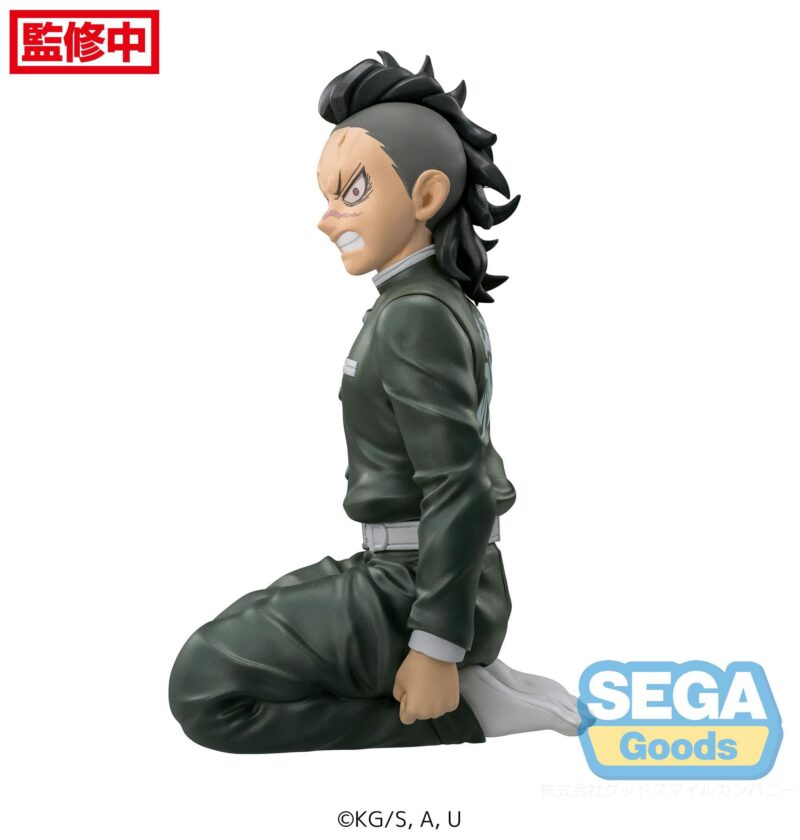 Vue de profil à mi-distance de la figurine de Genya Shinazugawa de Demon Slayer en uniforme vert foncé, genoux pliés.