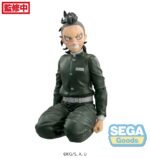Vue 3/4 à mi-distance de la figurine de Genya Shinazugawa de Demon Slayer en uniforme vert, assis avec expression déterminée.