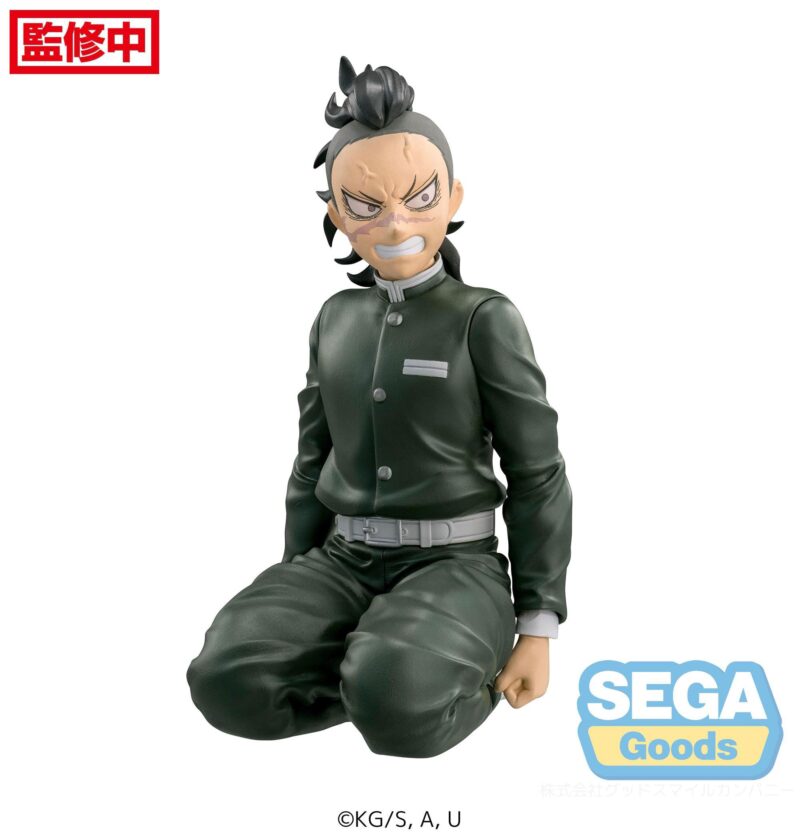 Vue 3/4 à mi-distance de la figurine de Genya Shinazugawa de Demon Slayer en uniforme vert, assis avec expression déterminée.
