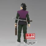Vue de dos avec plan moyen de la figurine de Genya Shinazugawa de Demon Slayer, en tenue sombre, tenant une arme.