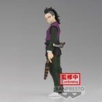 Vue de profil à mi-distance de la figurine de Genya Shinazugawa de Demon Slayer, en tenue sombre avec un objet en bois dans la main gauche.