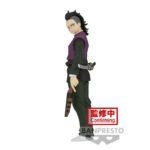 Vue de profil à mi-distance de la figurine de Genya Shinazugawa de Demon Slayer: Kimetsu no Yaiba en uniforme vert foncé, tenant un katana dans la main droite et un autre dans la main gauche.