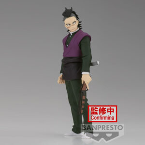 Vue 3/4 à mi-distance de la figurine de Genya Shinazugawa de Demon Slayer en uniforme vert et violet, tenant un pistolet.