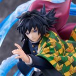 Vue 3/4 à mi-distance de la figurine de Giyu Tomioka de Demon Slayer en uniforme, avec effet d'eau dynamique.