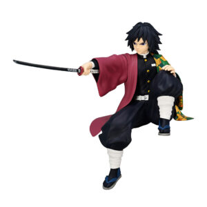 Vue 3/4 de mi-distance de la figurine de Giyu Tomioka de Demon Slayer en haori noir et rouge, tenant un katana.