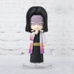 Vue 3/4 à proximité de la figurine Figuarts Mini de Kagaya Ubuyashiki de Demon Slayer en kimono noir, doigt sur les lèvres.