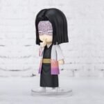 Vue 3/4 à mi-distance de la figurine Nendoroid de Kagaya Ubuyashiki de Demon Slayer en kimono noir et haori blanc violet.