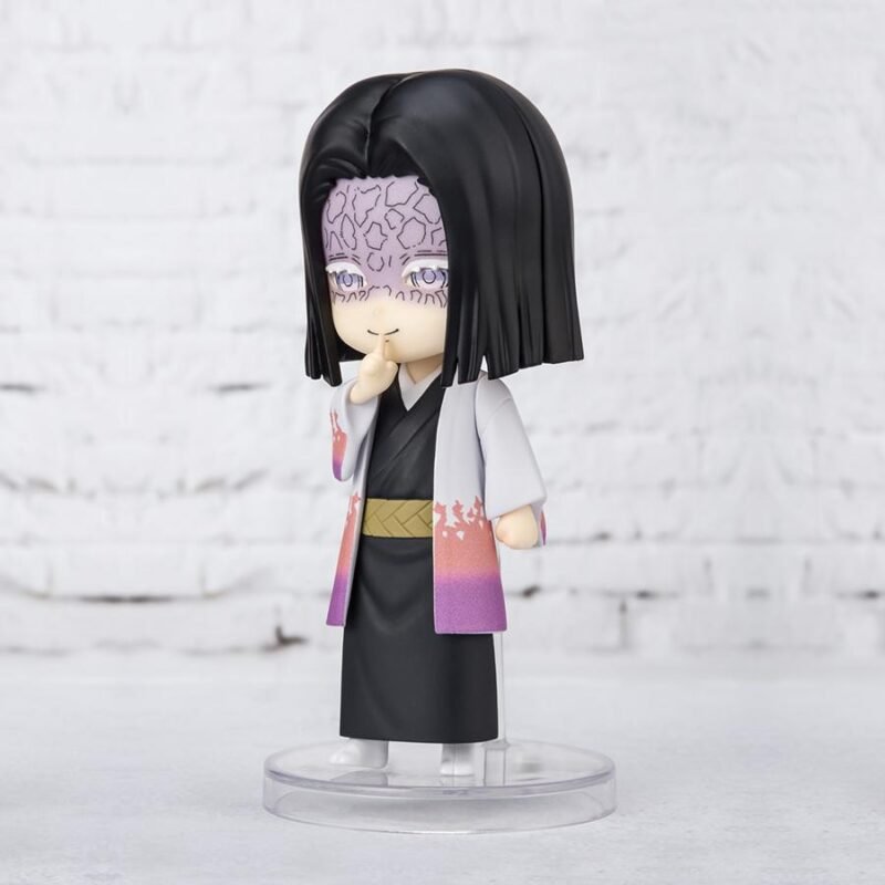 Vue 3/4 à mi-distance de la figurine Nendoroid de Kagaya Ubuyashiki de Demon Slayer en kimono noir et haori blanc violet.
