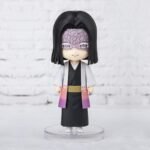 Vue 3/4 à mi-distance de la figurine Figuarts Mini de Kagaya Ubuyashiki de Demon Slayer: Kimetsu no Yaiba en kimono noir et manteau blanc.