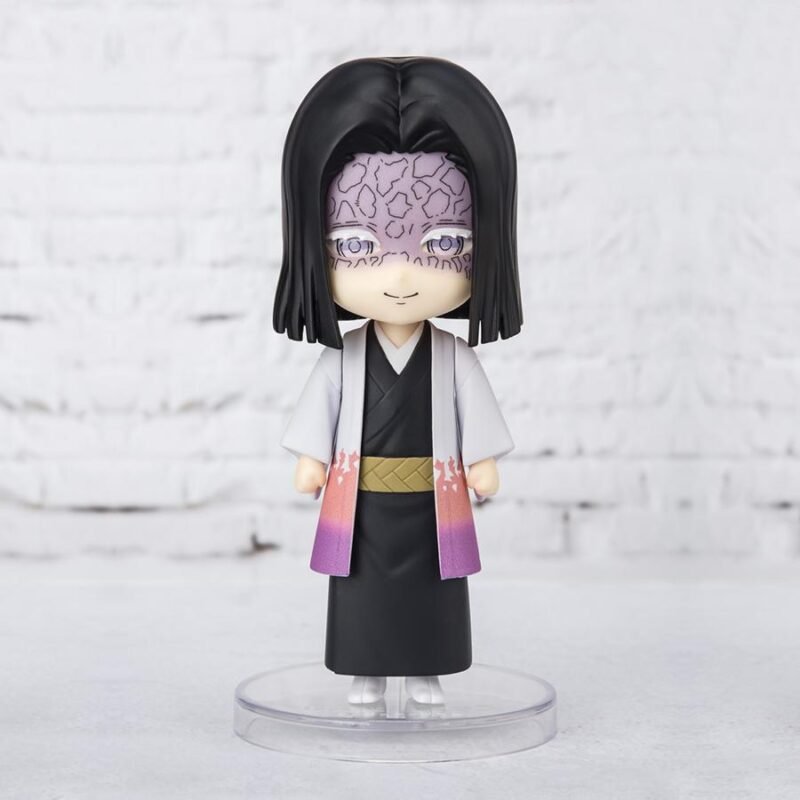 Vue 3/4 à mi-distance de la figurine Figuarts Mini de Kagaya Ubuyashiki de Demon Slayer: Kimetsu no Yaiba en kimono noir et manteau blanc.