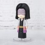 Vue 3/4 à mi-distance de la figurine Figuarts Mini de Kagaya Ubuyashiki de Demon Slayer en kimono noir et robe blanche.