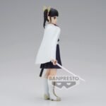 Vue de profil à mi-distance de la figurine de Kanao Tsuyuri de Demon Slayer: Kimetsu no Yaiba en robe sombre, tenant un katana.