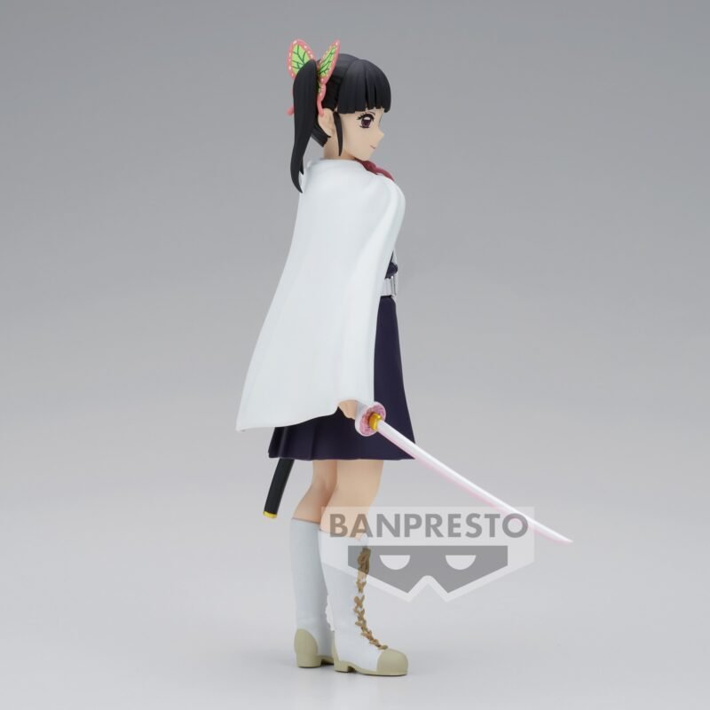 Vue de profil à mi-distance de la figurine de Kanao Tsuyuri de Demon Slayer: Kimetsu no Yaiba en robe sombre, tenant un katana.