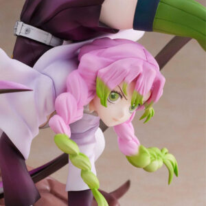 Vue 3/4 à mi-distance de la figurine de Mitsuri Kanroji de Demon Slayer en uniforme traditionnel, avec des cheveux roses et verts.
