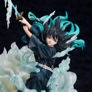 Vue 3/4 à mi-distance de la figurine de Muichiro Tokito de Demon Slayer en uniforme, levant une épée entourée d'une brume.