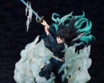 Vue 3/4 à mi-distance de la figurine de Muichiro Tokito de Demon Slayer: Kimetsu no Yaiba en uniforme de chasseur, tenant un katana.